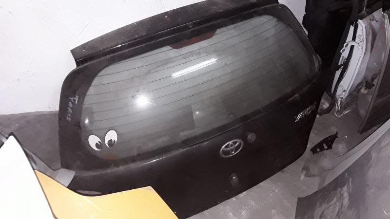 Toyota Yaris Bagaj Kapağı Siyah